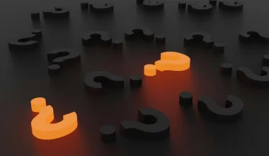 Signos de interrogración corpóreos, negros y anaranjados